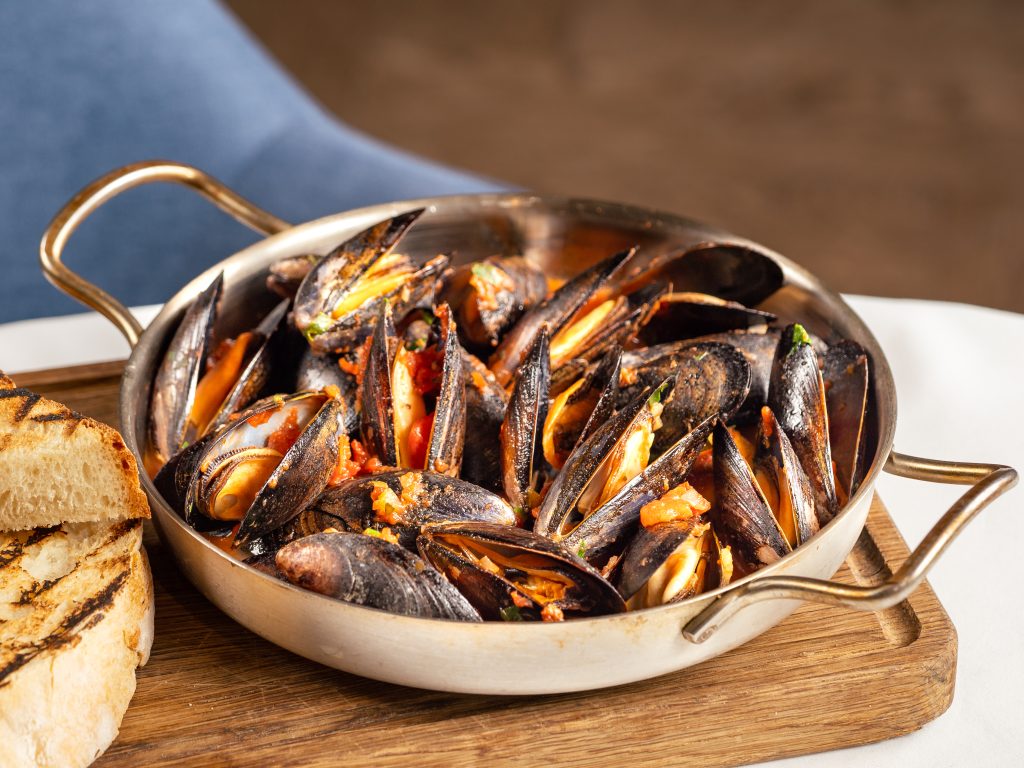 Creamy mussels with grilled bread